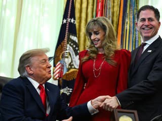 Tajomstvo zombie ženy odhalené: VIDEO Trumpa úplne zatienila! Kto to je?