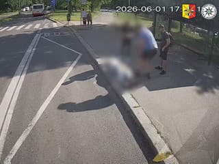 Autobus zachytil seniorku, vliekol ju vedľa seba! VIDEO incidentu, z ktorého tuhne krv: Ženu ratovali na chodníku