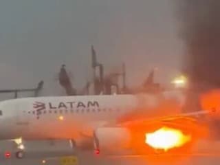 Panika na letisku: VIDEO Plný airbus zachvátili plamene! Zúfalá záchrana cestujúcich