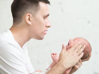 Bábätká NECHCELI čakať: Traja otcovia museli zvládnuť pôrod MIMO nemocnice!