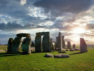 Záhada Stonehenge sa prehlbuje: Archeológovia našli jeho dávnejšiu menšiu verziu