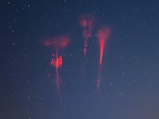 Český fotograf vyfotil na oblohe nevídaný úkaz! FOTO Nad búrkou sa objavili červené svetelné blesky