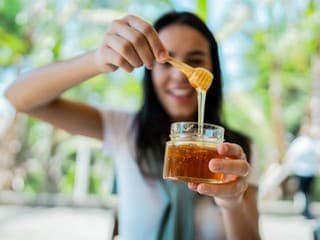 Jedna lyžička medu každý deň a TOTO môžete pocítiť! Lepšie trávenie, spánok, pamäť a ešte VIAC