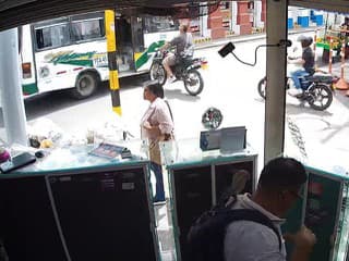 Šokujúce VIDEO: Nestihol autobus? Nastúpil doň rovno z motorky