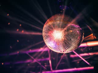 Hit tohto leta? Do záhrady si zaveste disco guľu: Odborníci tvrdia, že dokáže odplašiť hmyz