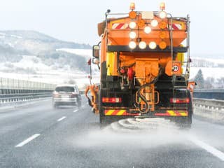 Vyhadzuje sa zbytočne? Vedci skúmajú, či sa dá posypový štrk využiť znova
