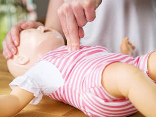 Viete, v čom sa líši resuscitácia bábätka a dospelého? Záchranári ozrejmili kľúčové pravidlá oživovania