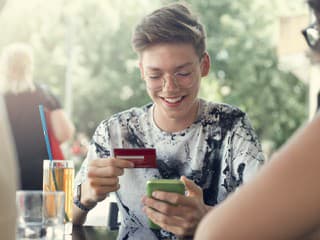 Vlastná karta už v škôlke: Kedy Slováci dávajú deťom prvú platobnú kartu?