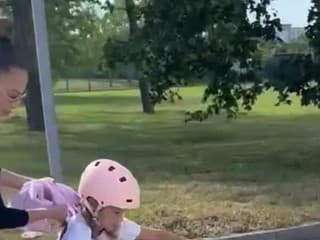 Dcérka Moniky Bagárovej sa učí bicyklovať