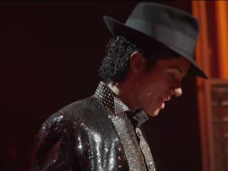 Posadnutosť mŕtvou legendou: Herci potili pri filme o Jacksonovi krv, výsledok je famózny!