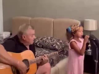 Dcérka Veroniky Nízlovej a Matúša Kolárovského spieva taliansky hit