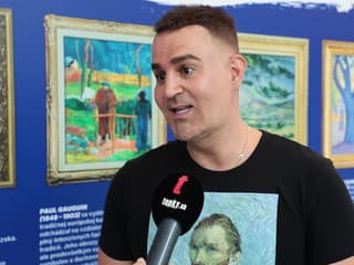 Známy šperkár triumfoval: Fú, v akom tričku prišiel na výstavu a... toto prezradil o farbách smútku!