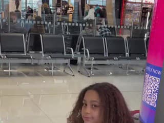 Tinina dcérka na futbalovom zápase v Barcelone