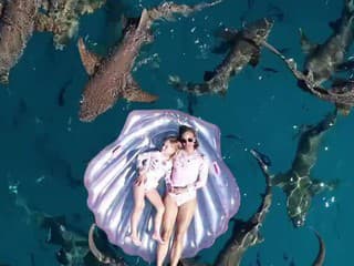 Markéta Konvičková s dcérou medzi žralokmi