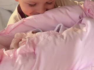 Prvé stretnutie synčeka Zuzany Plačkovej s malou sestričkou