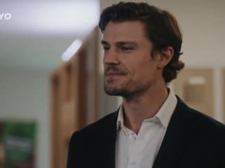 Fešák Bakala je späť! Nová rola, nový imidž: Vyzliekol nacistický mundúr a... To si pozriete!