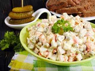 Pamätáte si ich z lahôdok? 4 klasické československé šaláty, ktoré si pripravíte doma