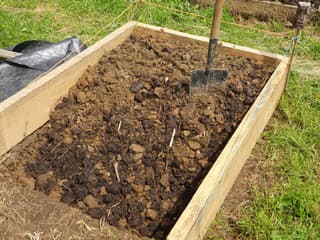 Plníte vyvýšený záhon? Túto najdrahšiu chybu robí 90 % záhradkárov. Na dno patrí niečo úplne iné!