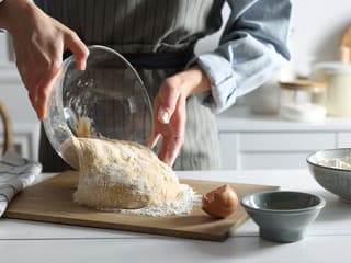 Ako urobiť kysnuté cesto? Spoľahlivý recept, ktorý poslúži pre mnohé tradičné koláče