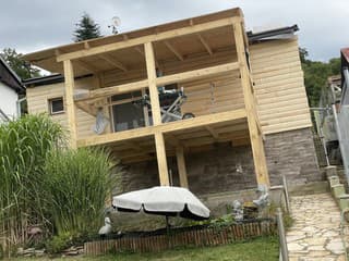 Postavil si terasu počas dovolenky. Dnes je to jeho najobľúbenejšie miesto na chate