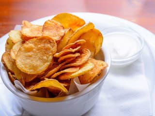 Urobte si doma tie najchrumkavejšie čipsy! Stačí pár zemiakov a trik, ktorý mení všetko