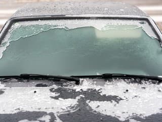 Pozor na tieto postupy pri rozmrazovaní skiel na aute! Môžete si nimi viac uškodiť, ako pomôcť