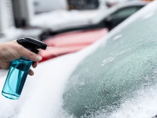 Domáci rozmrazovač skiel za pár minút: Funguje lepšie, než čakáte, a vyjde vás pár centov