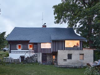 Žena, búracie kladivo a vôňa dreva: Takáto premena zrubu z roku 1654 sa nevidí každý deň!