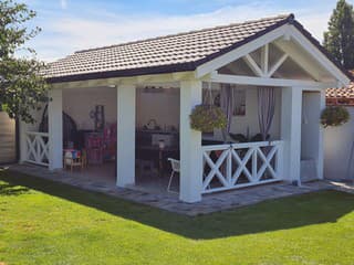 Z veľkej jamy v záhrade vyrástla nádherná letná terasa s pivnicou. Tomáš prezradil, ako ju postavil a koľko ho stála