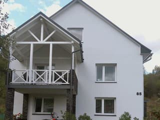 Vincent postupne premenil balkón na zastrešenú terasu. Firmu na to nepotreboval