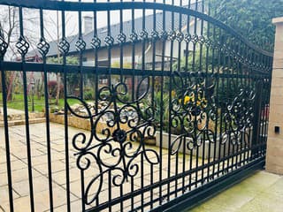 Na dvore im pribudla originálna ručne robená brána. Otec ju vyrábal takmer dva mesiace