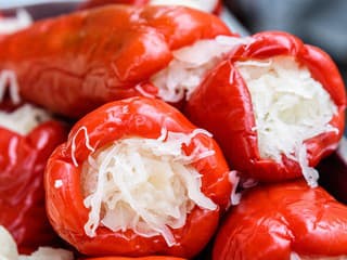 Ako pripraviť obľúbené papriky plnené kapustou? Sladkokyslá pochúťka, ktorá nikdy nesklame