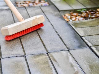 Betónová dlažba môže vydržať roky. Stačí sa vyhnúť týmto chybám