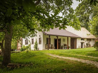 Nová fasáda ich stála iba 9 €! Svojpomocne a bez úverov zrekonštruovali ruinu na konci dediny Polom