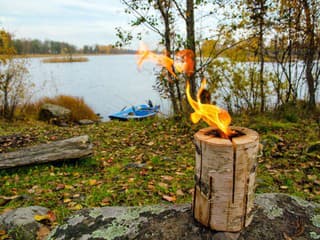 Ako získať z jedného dreveného polienka oheň, ktorý vydrží horieť až 5 hodín