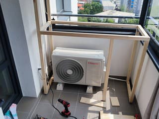 Ako šikovne prekryť klimatizačnú jednotku na balkóne a získať aj priestor na kvety