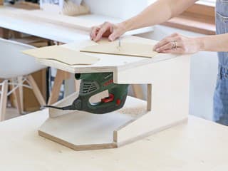 Otočte priamočiaru pílu hore nohami a získate vychytávku do dielne, ktorá vám ušetrí stovky eur