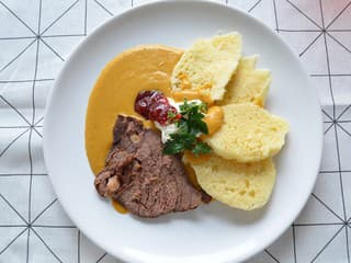 Urobte si doma sviečkovú ako od babičky! Osvedčený recept na dokonalú omáčku a jemné mäso