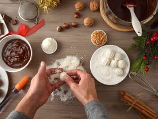 Hľadáte inšpiráciu na vianočné pečenie? Z týchto 12 sladkých receptov si určite vyberiete