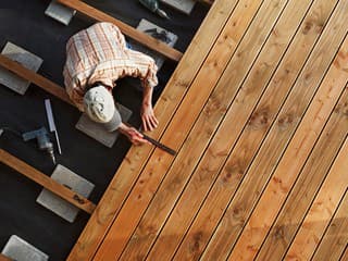 Aj pri stavbe jednoduchej drevenej terasy môžete urobiť niekoľko chýb! Čomu sa vyhýbať?
