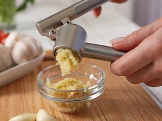 Pri lisovaní cesnaku robíme chybu, o ktorej málokto vie. Strúčiky pred lisovaním nelúpte