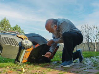 Tri centimetre, ktoré rozhodujú o prežití: Prečo v máji dvihnúť nože na kosačke?