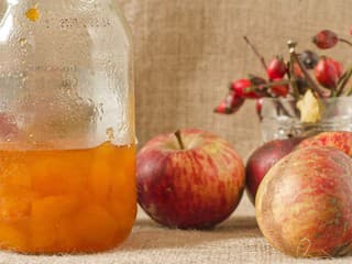 Neviete, ako využiť zvyšnú úrodu jabĺk po jesennom zbere? Pripravte si s nami jablčný ocot, sirup aj likér