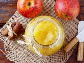 Táto jeseň si priam pýta „jablká na lyžičke“! Pripravte si tradičné pyré a hrejivé jablkové kúsky v karameli