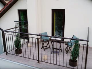 Jedna farba takmer na všetko? Pri domácich projektoch to môže byť veľká výhoda