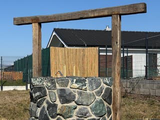 Studňa prianí so 130-ročným tajomstvom: Ako dubové trámy z Dudiniec našli nový domov v našej záhrade