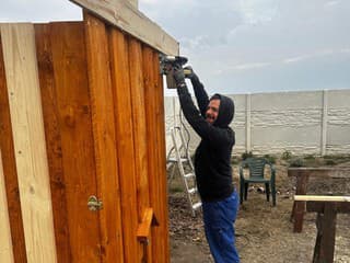 Šikmé rezy a otočené dosky: Drevený domček na IBC nádrž využíva triky starých majstrov proti hnilobe