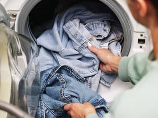 Pred praním riflí vždy urobte túto jednu vec, budú krajšie a vydržia celé roky