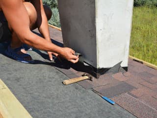 Neriskujte zatekanie do strechy! Týmito opatreniami zabezpečíte, aby do strešného plášťa nezatekalo