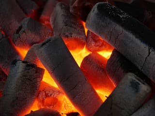 Chcete viac tepla za menej peňazí, menej roboty a popol sypať rovno do záhrady? Vyskúšajte tento typ brikiet